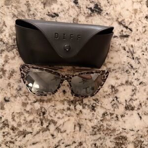 Diff Eyewear Black and Gray Patterned Sunglasses